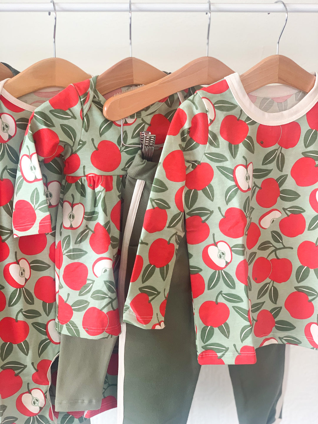 L/S Tee, Apples Red & Green