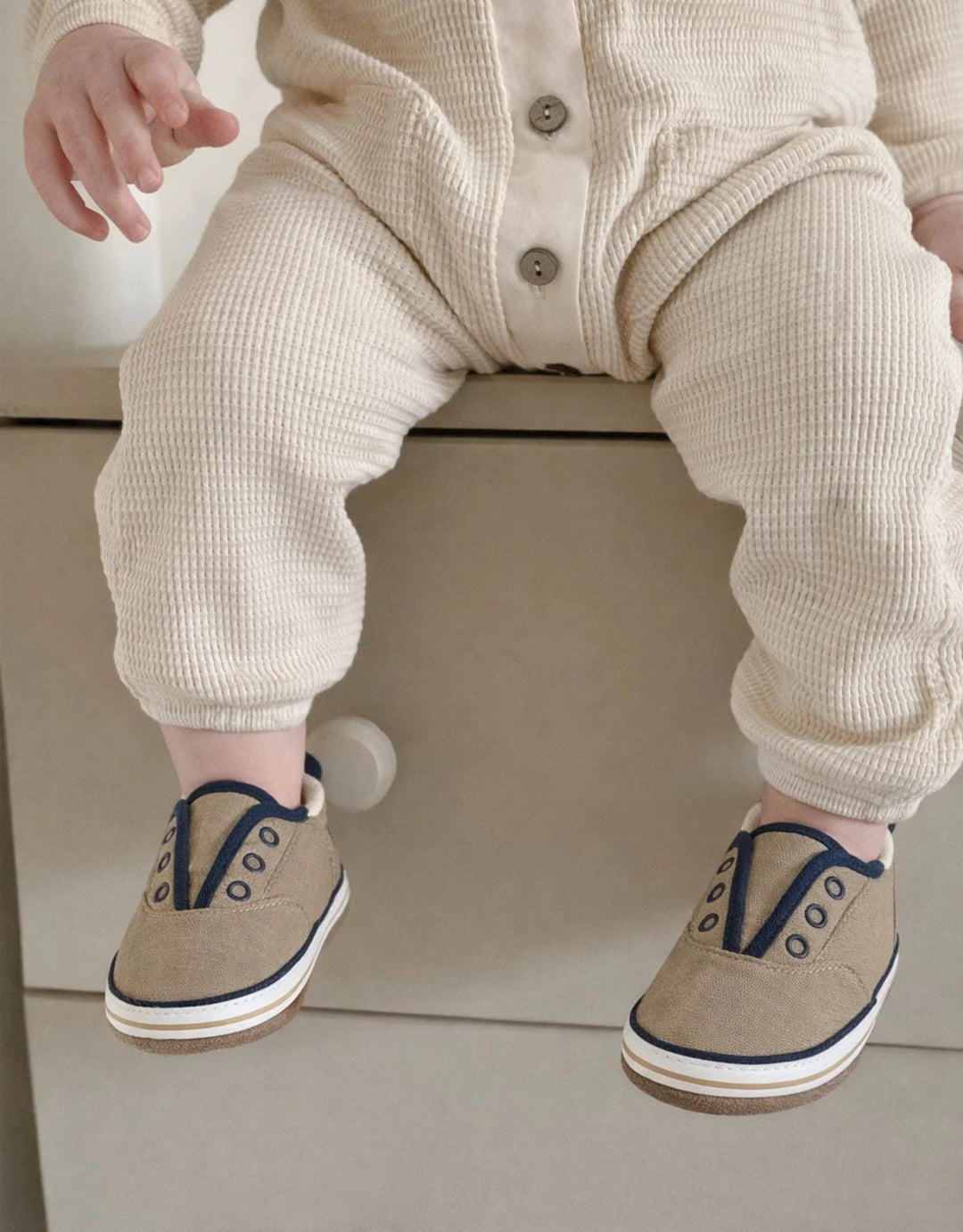 Calder First Kicks, Taupe